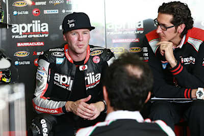 Michael Laverty in der Box des Aprilia-Werksteams