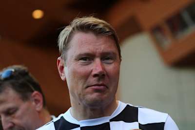 Mika Hakkinen steht beim Benefiz-Fussballspiel «Champions for Charity» für Autogramme zur Verfügung