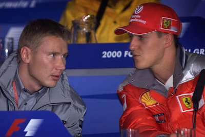 Gegner und Freunde: Mika Häkkinen und Michael Schumacher beim Belgien-GP 2000