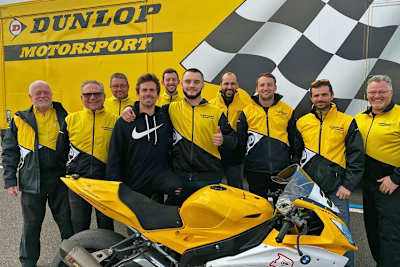 Ilya Mikhalchik (Mitte) herzt Nico Tirol