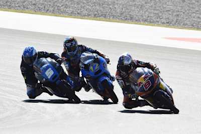 Romano Fenati (5) bremste sich an Jack Miller (8) heran und drückte ihn nach außen