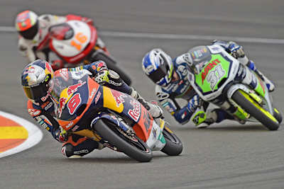 Jack Miller (8) auf der Werks-KTM vor Niklas Ajo