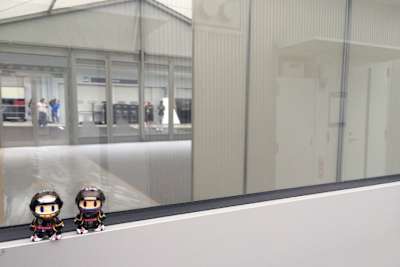 Die Mini-Fahrer von Lotus vor dem leeren Gästehäuschen