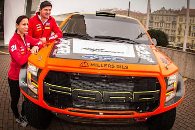 Ilka Minor (vorne), und Martin Prokop am Ford Raptor