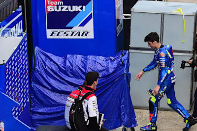 Unverkennbar: Suzuki, Fahrer mit Nr. 36 auf den Stiefeln – das ist Joan Mir