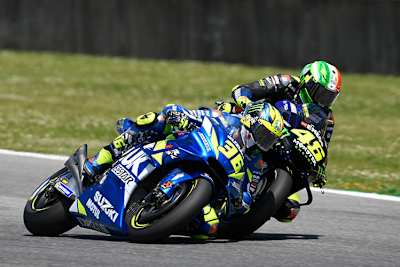 Da zeichnet sich der erste Ausritt ab: Rossi und Mir kollidieren beim Kampf um Platz 16