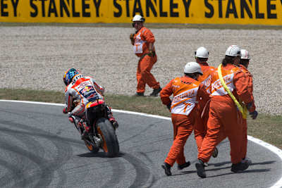 9. Bild: Marc Márquez fährt weg, aber der Schalthebel ist gebrochen