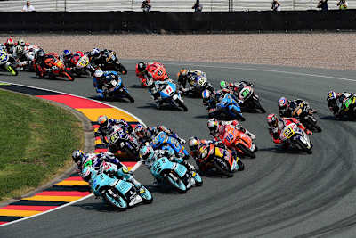 Start zum Moto3-Rennen: Efren Vazquez (7) führt vor Dany Kent (52)