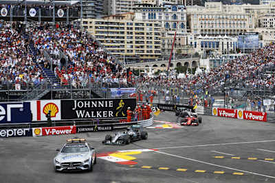 Lewis Hamilton hinter dem Safety-Car, Rosberg und Vettel