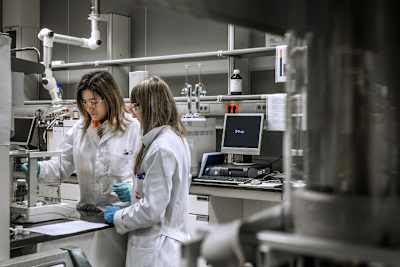 Die Master-Studenten der Monlau Repsol Technical School besuchten die Forschungsabteilung von Repsol