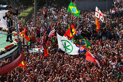 Sebastian Vettel nach auf dem Monza-Siegerpodest 2011