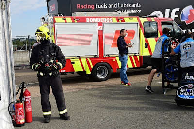 Feuerwehrleute aus Spanien warfen ein Auge auf die MotoE-Bikes