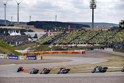 Tausende Fans beobachten die MotoGP-Asse auf dem Sachsenring