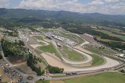 In Mugello geben die GP-Stars auf dem steiferen Vorderreifen gas