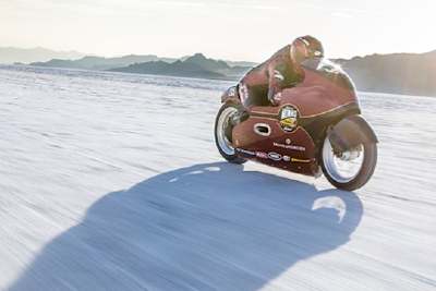 Die Spitit of Munro auf dem Salzsee von Bonneville/Utah, gefahren von Lee Munro