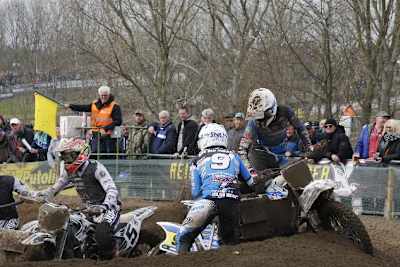 Willemsen drückt Vanluchene in den Tiefsand, Hermans/Musset (links) ziehen hinterher und gewinnen den Lauf.