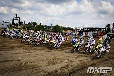 Auch 2017 drängen sich viele MX2-Piloten durch die erste Kurve