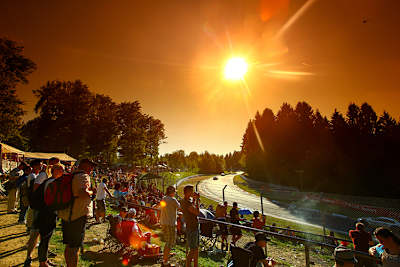 Auch von der heimischen Couch lässt sich das 24h-Rennen am Nürburgring bestens verfolgen