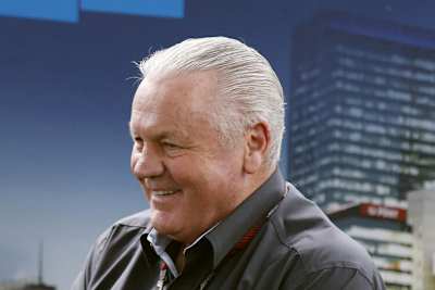 Alan Jones freut sich über Daniel Ricciardos Erfolg