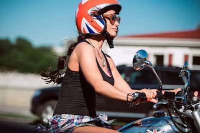 Nadin Yakhnich macht auf einer Enfield eine gute Figur