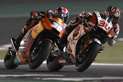 Takaaki Nakagami vor Bradley Smith (KTM/# 38)