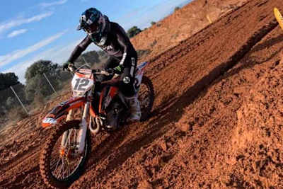Max Nagl auf der KTM mit IXS-Bekleidung