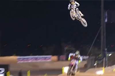 Schrecksekunde für Max Nagl: Er verfehlt Gautier Paulin, der den Vierfachsprung nicht voll nimmt, nur ganz knapp