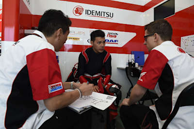 Takaaki Nakagami mit der Idemitsu-Crew