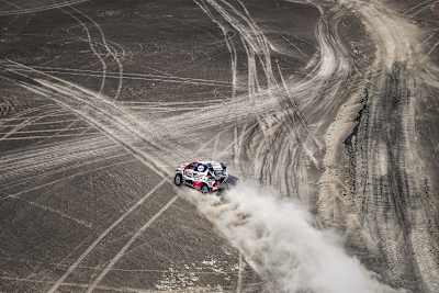 Nasser Al-Attiyah ist auf dem Weg zum ersten Toyota-Sieg