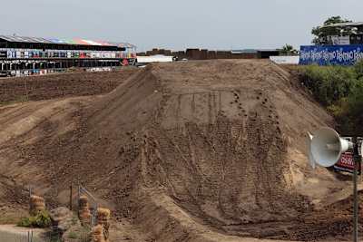 Es gibt einen neu angelegten Step up Sprunghügel