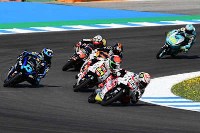 Zielkurve in der Moto3-Klase: Sieger Niccolò Antonelli (23) führt vor Suzuki (24) und Vietti (13)