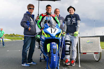 Rafael  Neuner und Sarah Heide auf Krücken