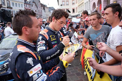 Thierry Neuville gibt Autogramme in Trier