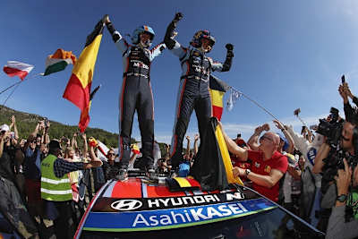 Die Sieger Nicolas Gilsoul und Thierry Neuville