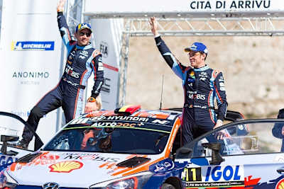   Die glücklichen Sieger Nicolas Gilsoul und Thierry Neuville