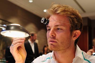 Formel-1-Star Nico Rosberg: Wo kommt dieses Teil nun hin?