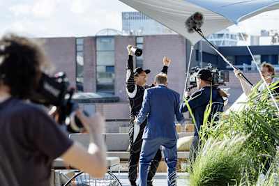 Auf dem Dach treffen sich die drei Nicos zum Schluss des Werbespots