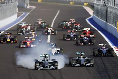 Start zum Russland-GP: Nico Rosberg bremst sich an Teamkollege Lewis Hamilton vorbei