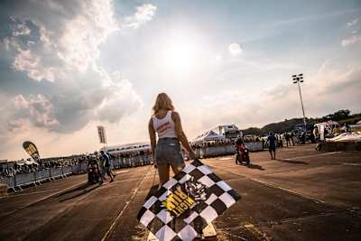 Suzuki Night Run: Stell dich dem Startgirl und deinem Gegner