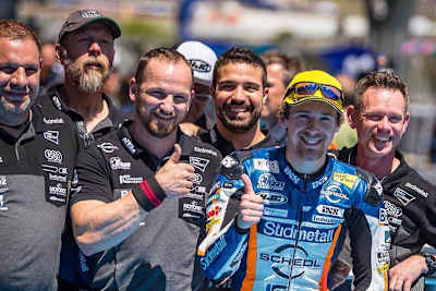 Jubel in Jerez: Öttl mit seiner Crew, ganz rechts Papa Peter