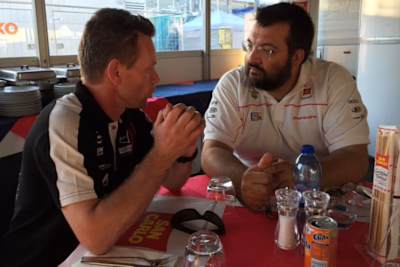 Gespräch in der Team-Italia-Hospitality: Peter Öttl mit Teamchef Alfredo Mastropasqua