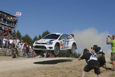 Sébastien Ogier springt 2013 zum Sieg