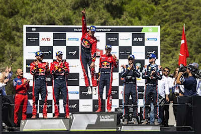 Sieger Sébastien Ogier springt vor Freude in die Luft