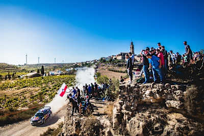 Sébastien Ogier musste als erstes Fahrzeug auf den Schotter