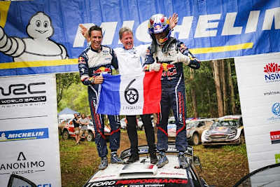 Die Meister Julien Ingrassia, Malcolm Wilson, Sébastien Ogier (vlnr)