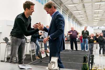 Séabstien Ogier (li.) und Malcolm Wilson freuen sich über die weitere Zusammenarbeit