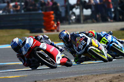 Miguel Oliveira auf der Mahindra vor Danny Kent (Husqvarna)