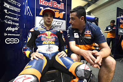 Miguel Oliveira in der Box des Teams Red Bull KTM Ajo