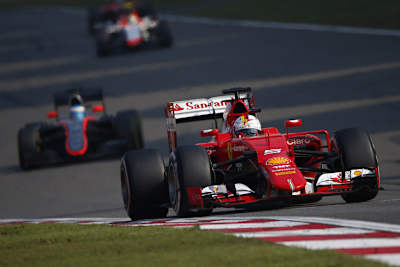 Sebastian Vettel überrundet seinen Vorgänger bei Ferrari, Fernando Alonso
