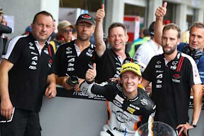 Philipp Öttl mit dem Team Schedl GP Racing (von links): Jörg Hornig, Stefan Kirsch, Peter Öttl, Philipp Öttl und Alex Linortner